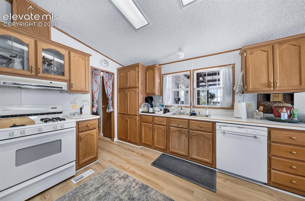 Image 18 of 50: Kitchen
