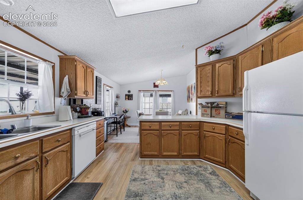 Image 19 of 50: Kitchen