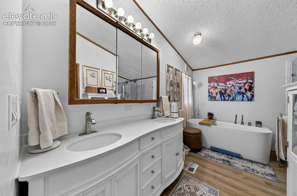 Image 37 of 50: Bathroom