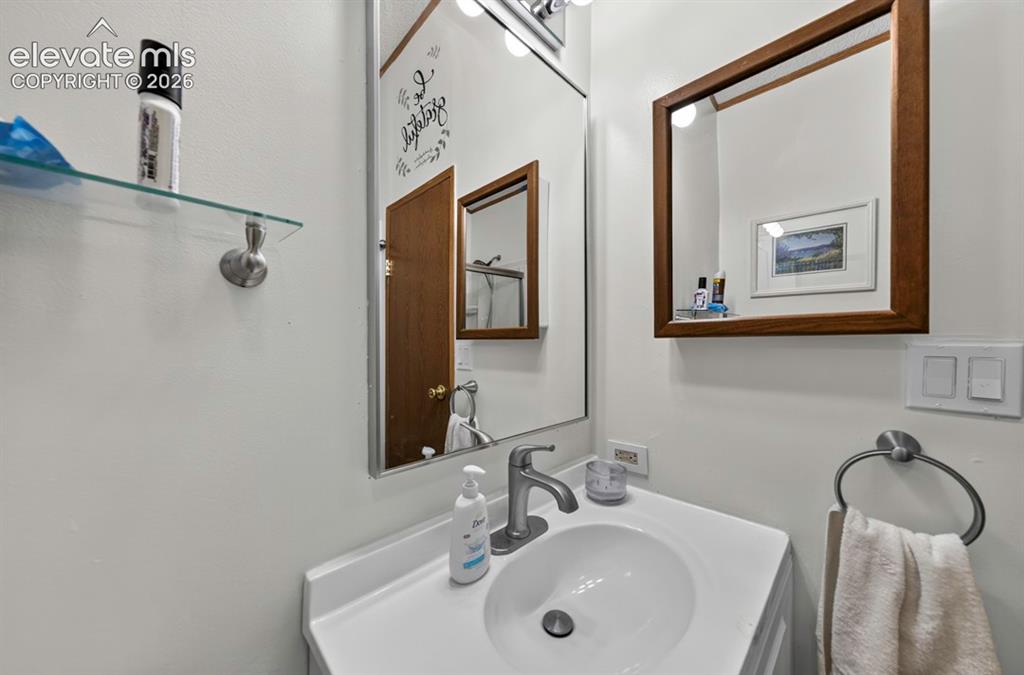 Image 42 of 50: Bathroom