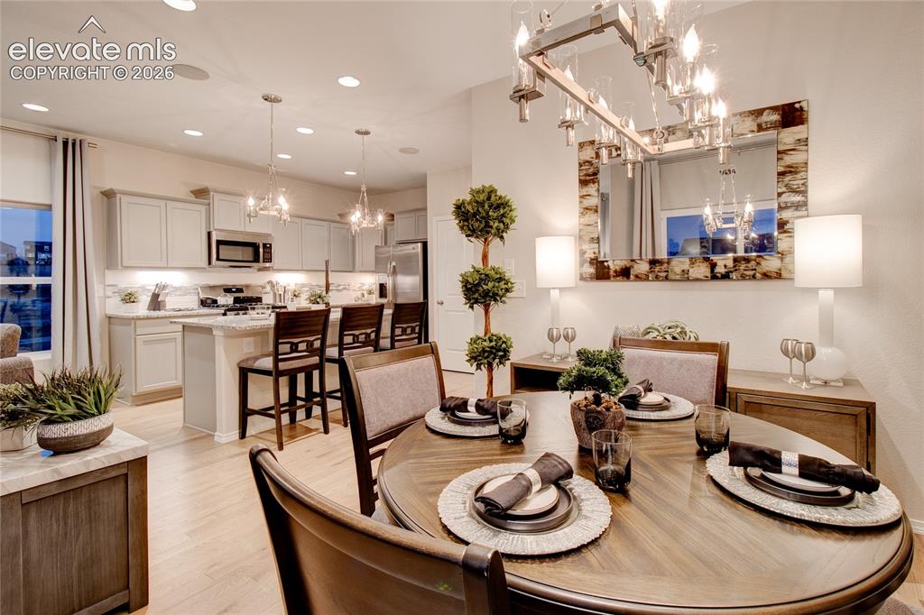 Image 14 of 33: Dining Area