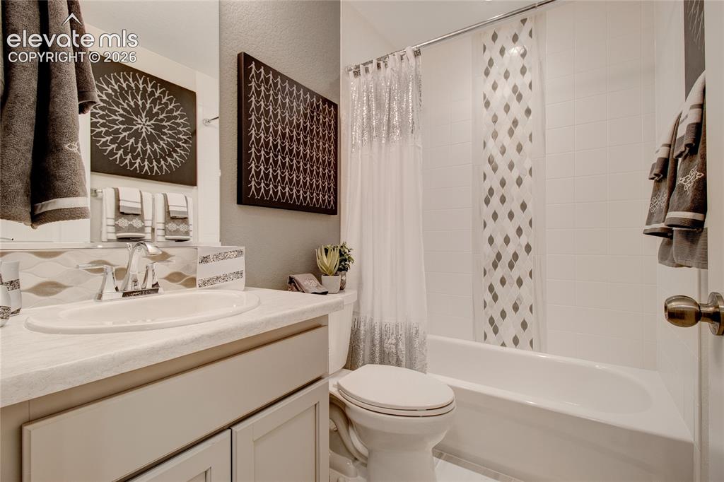 Image 28 of 33: Bathroom