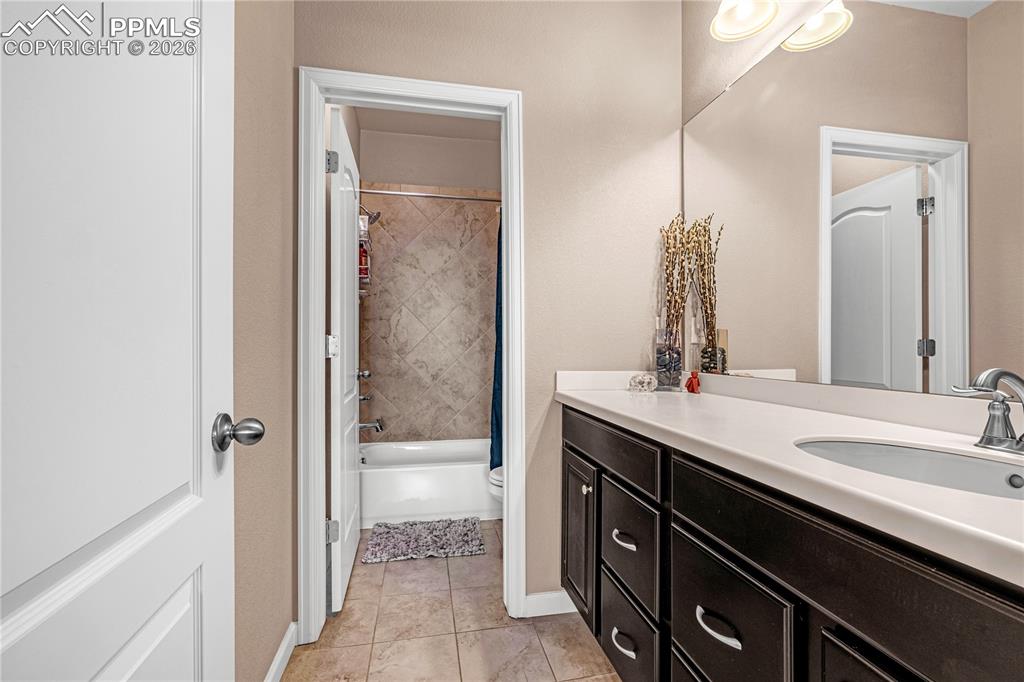 Image 29 of 37: Bathroom