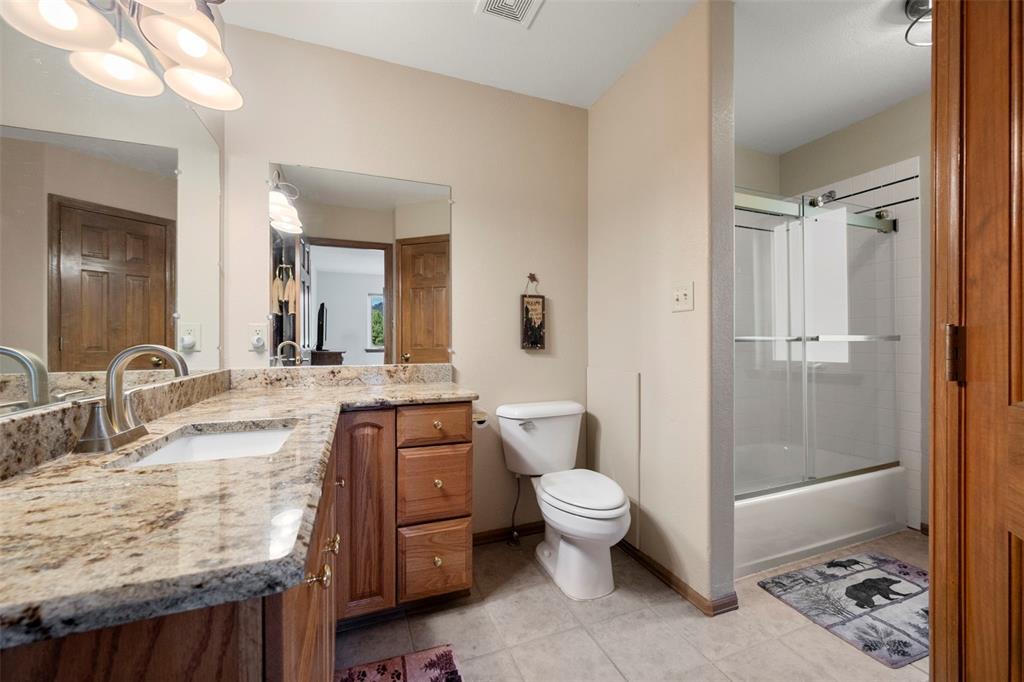 Image 12 of 38: Bathroom