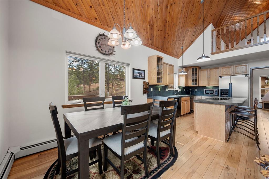 Image 9 of 38: Dining Area