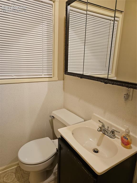 Image 16 of 44: Full bath.