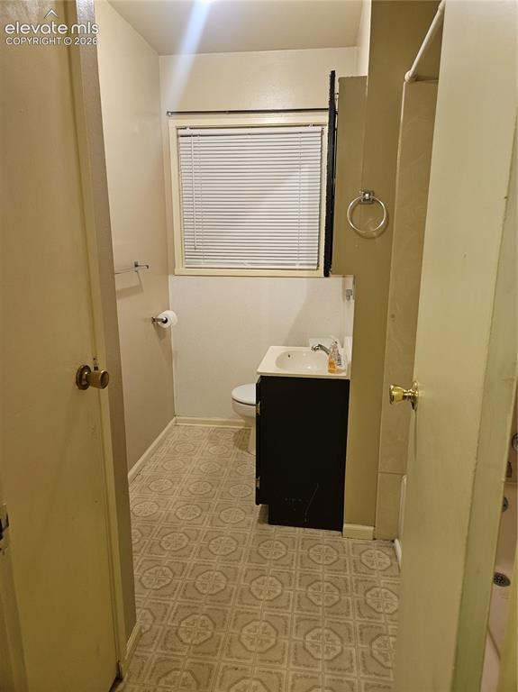 Image 17 of 44: Full bath.