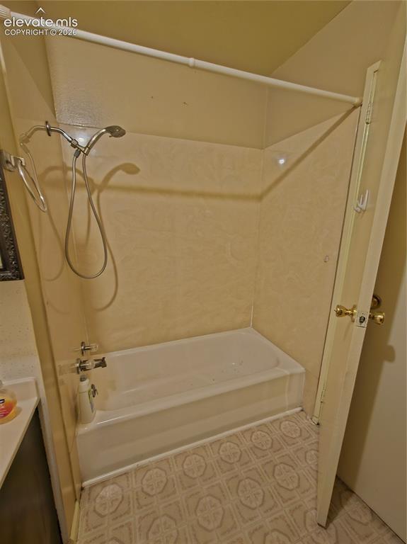 Image 18 of 44: Full bath.