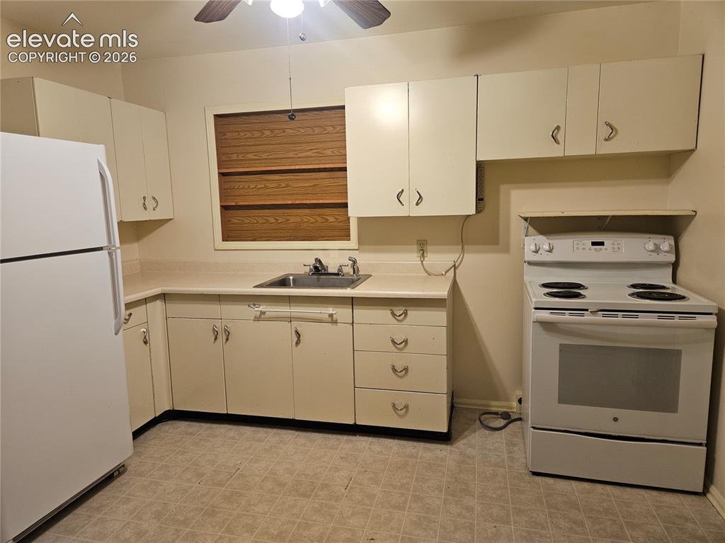 Image 21 of 44: Kitchen