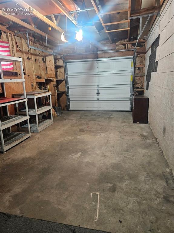 Image 31 of 44: Garage