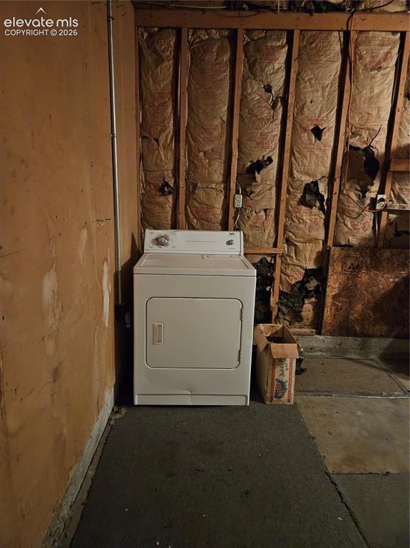 Image 32 of 44: Dryer 220V hookup in the Garage.