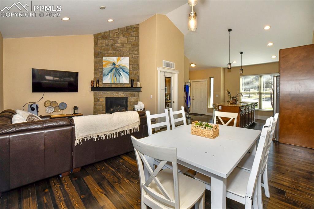 Image 39 of 50: Dining Area