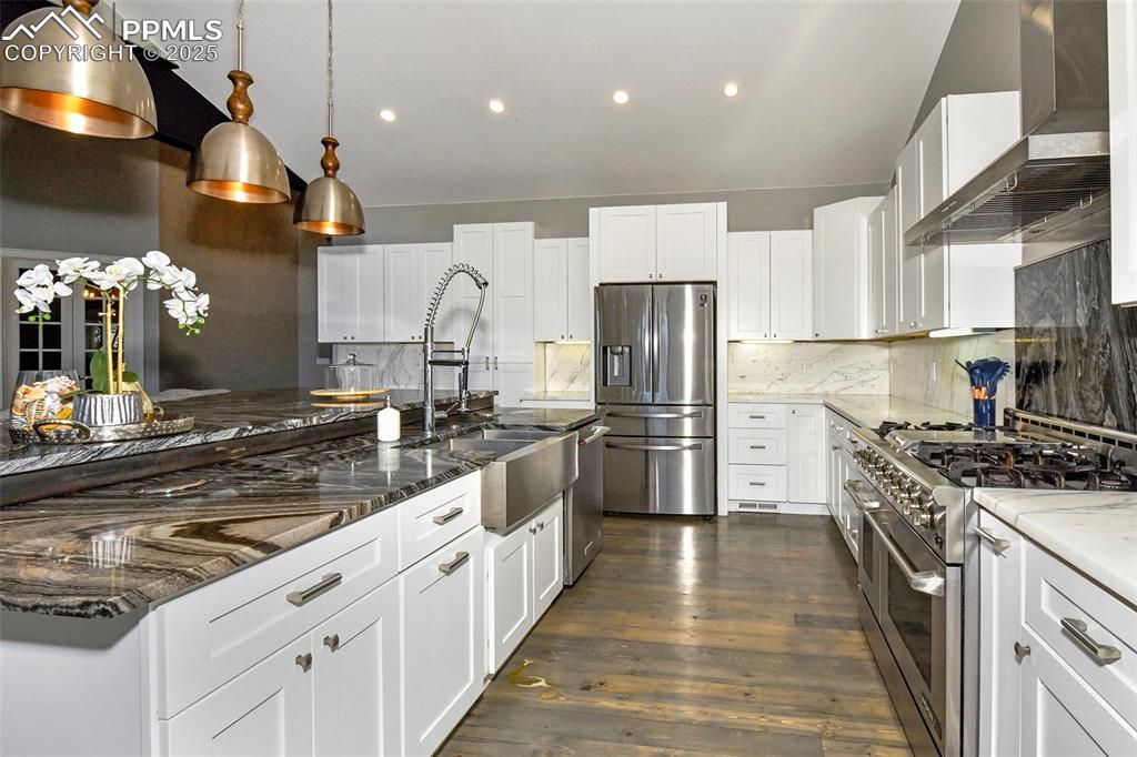 Image 9 of 50: Kitchen
