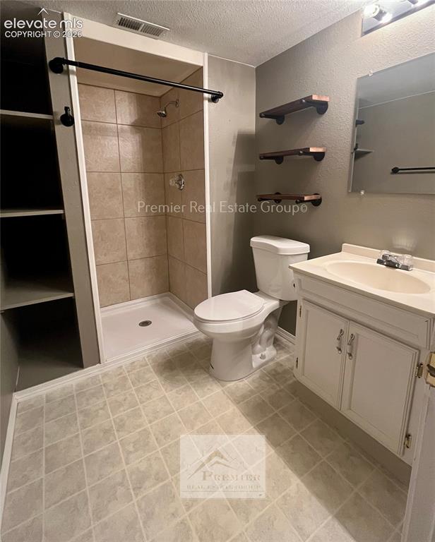 Image 17 of 24: Bathroom