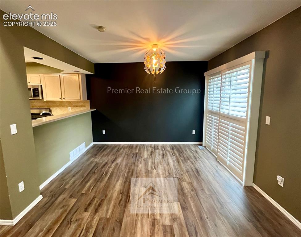 Image 4 of 24: Dining Area