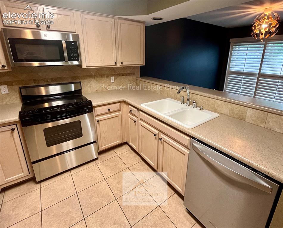 Image 6 of 24: Kitchen