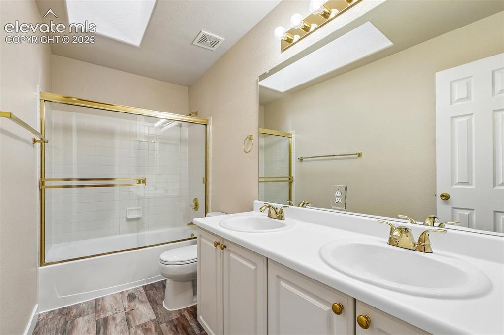 Image 17 of 29: Bathroom