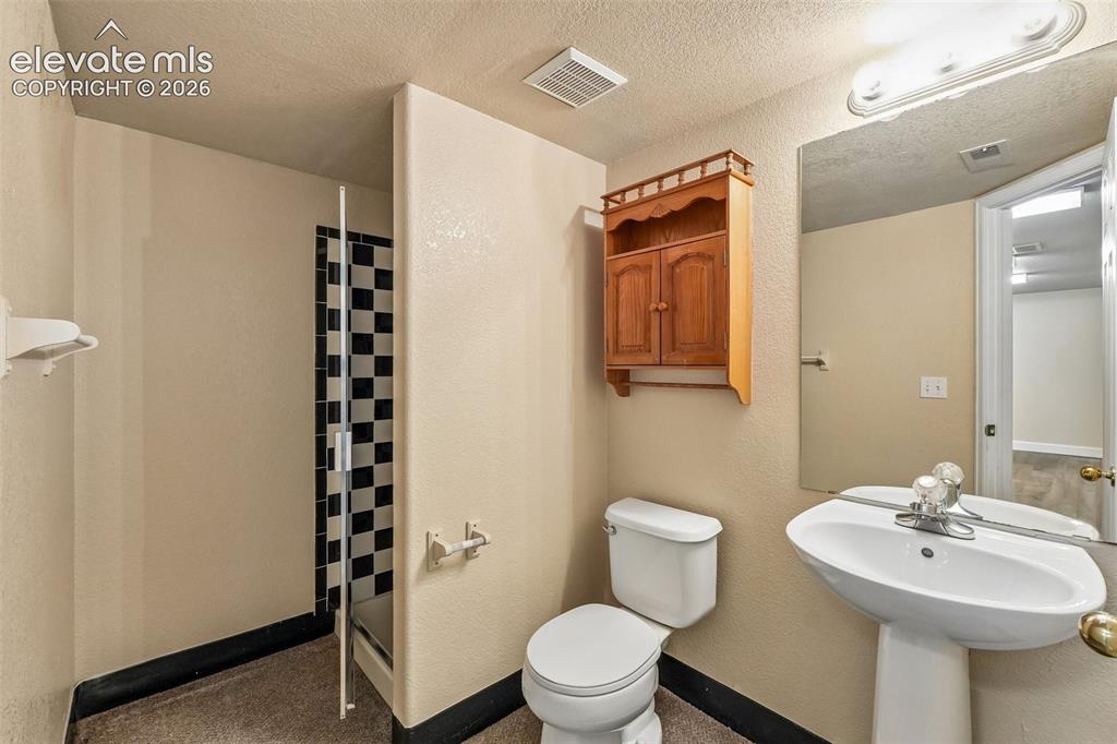 Image 23 of 29: Bathroom