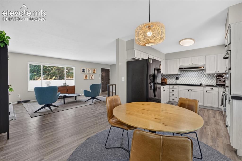 Image 13 of 46: Dining Area