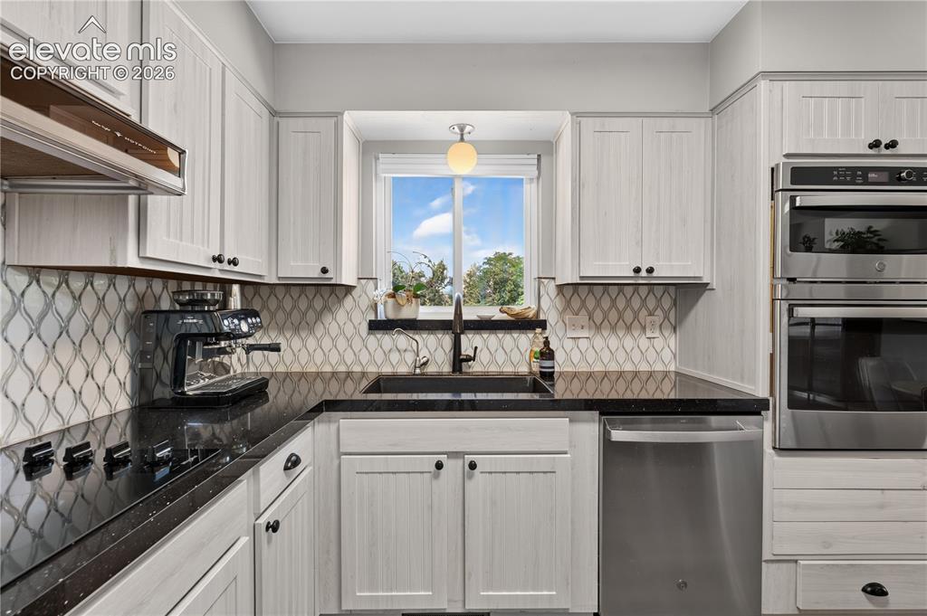 Image 14 of 46: Kitchen