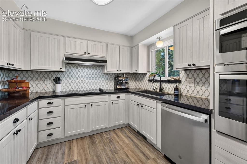Image 15 of 46: Kitchen