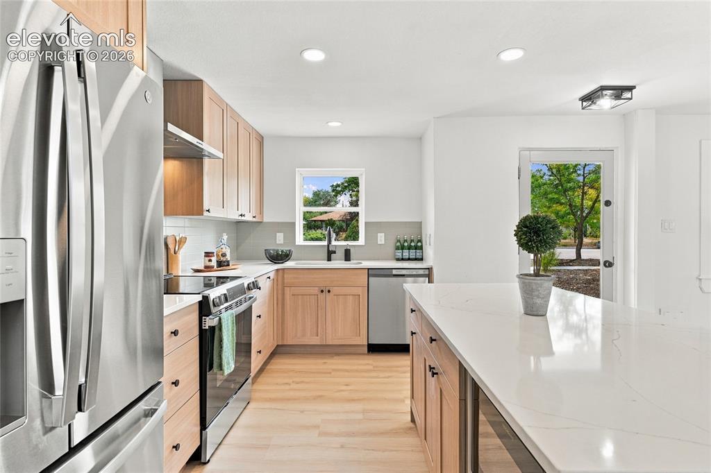 Image 9 of 29: Kitchen