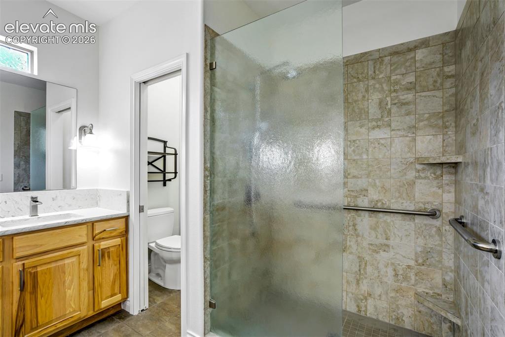 Image 16 of 49: Bathroom
