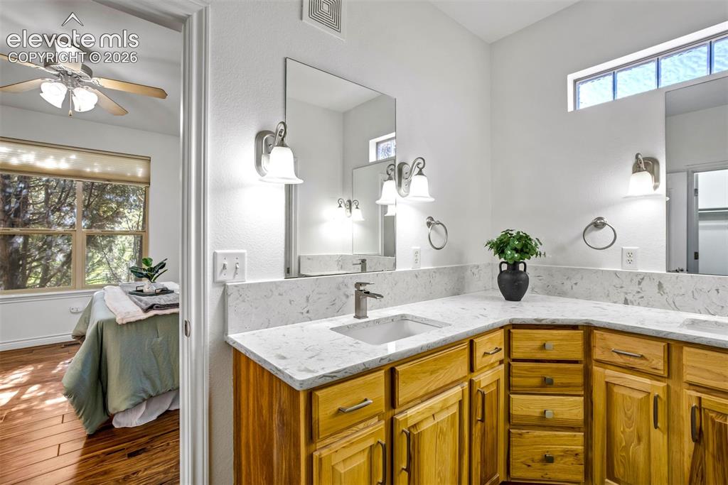 Image 17 of 49: Bathroom
