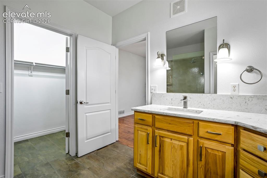Image 18 of 49: Bathroom