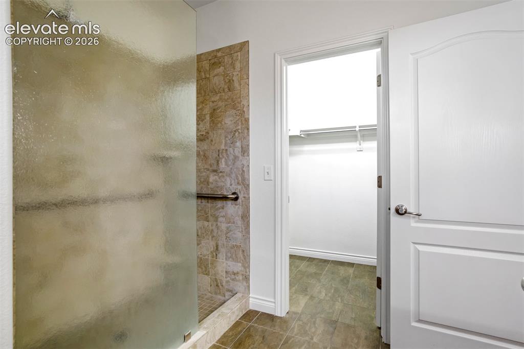 Image 19 of 49: Bathroom