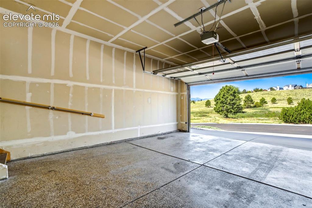 Image 42 of 49: Garage
