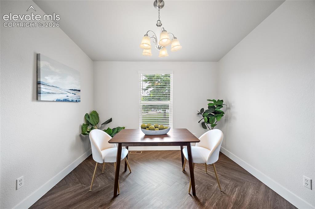 Image 10 of 26: Dining Area