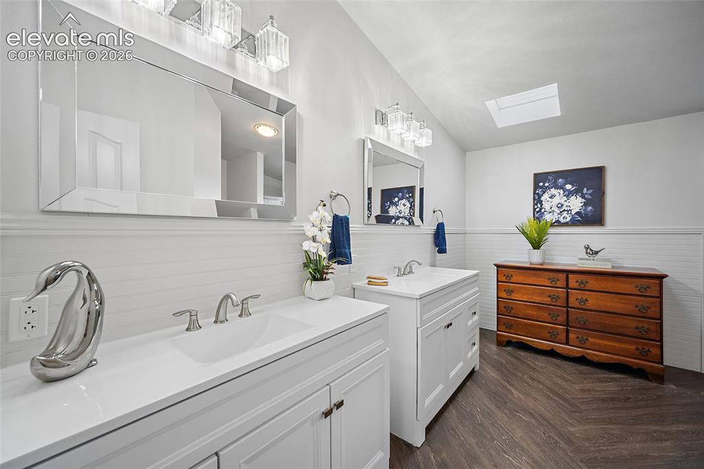 Image 17 of 26: Bathroom