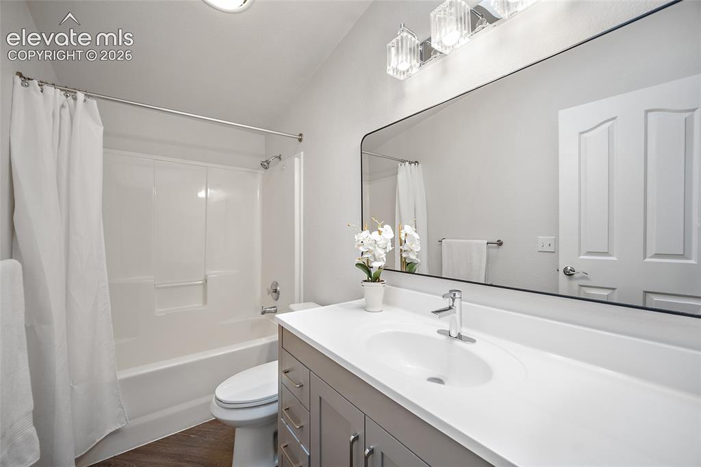 Image 18 of 26: Bathroom