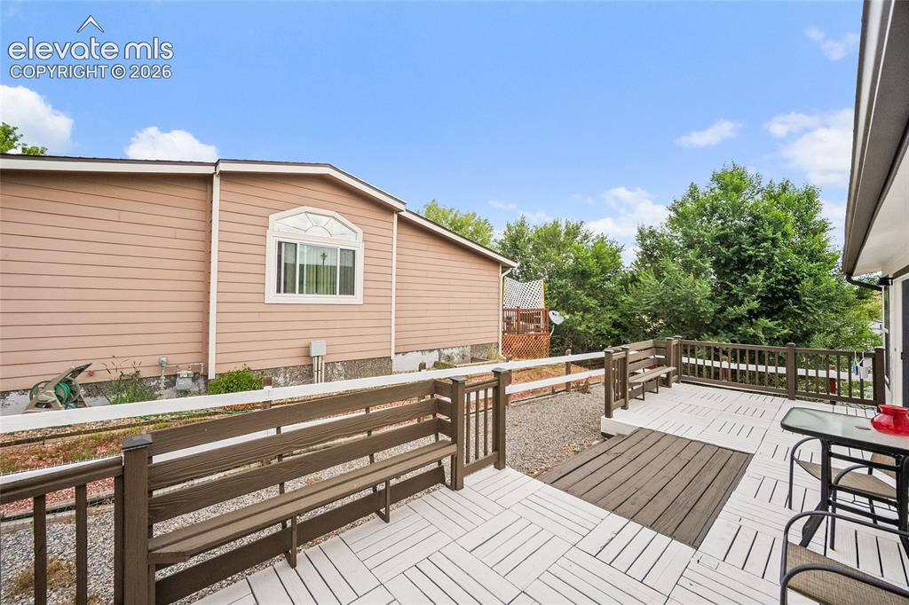 Image 23 of 26: Deck