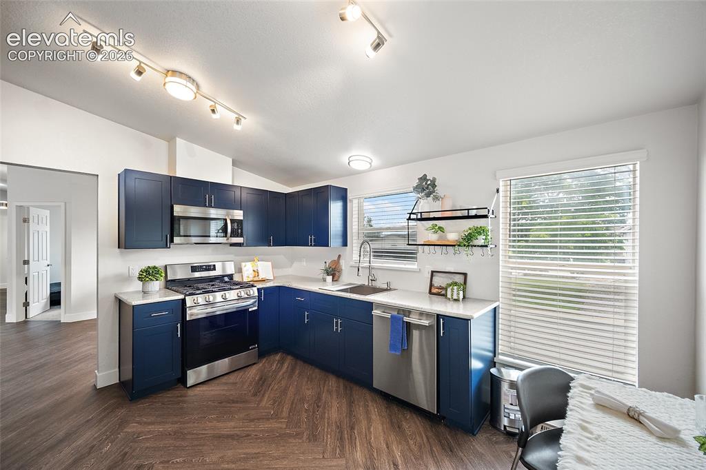 Image 4 of 26: Kitchen