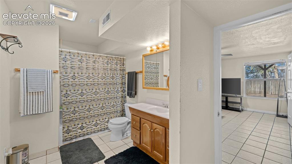Image 23 of 37: Bathroom