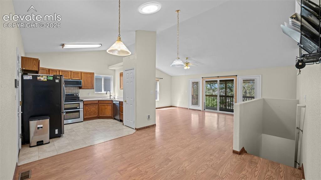 Image 4 of 37: Kitchen