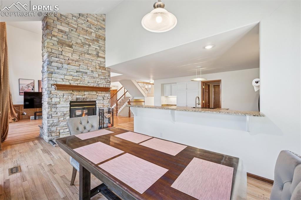 Image 10 of 50: Dining Area