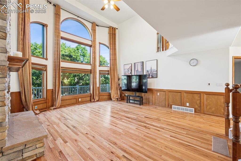 Image 12 of 50: Living Room