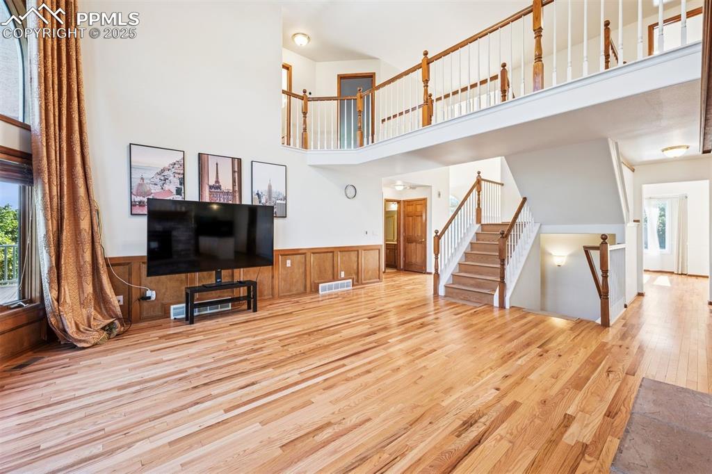 Image 13 of 50: Living Room