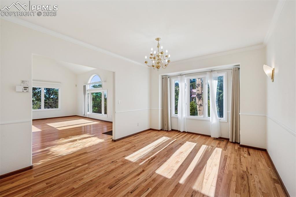 Image 16 of 50: Dining Area