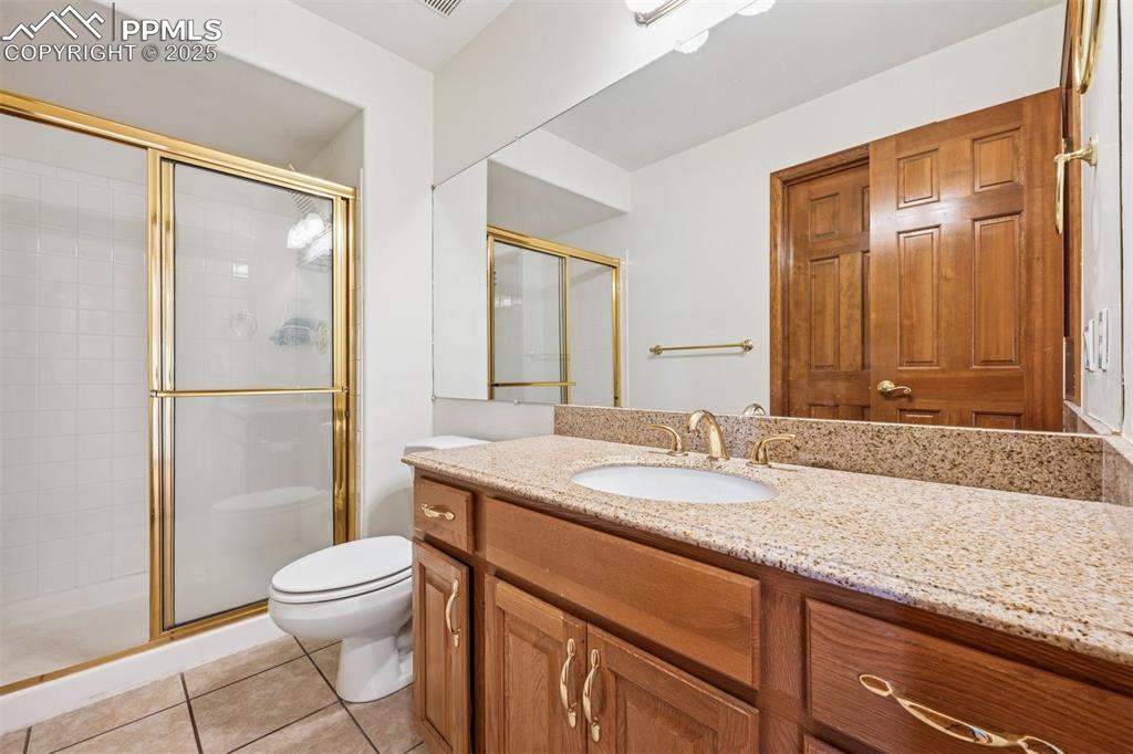 Image 26 of 50: Bathroom