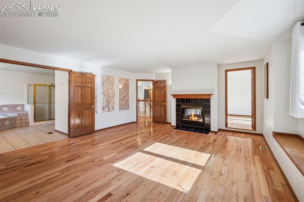 Image 28 of 50: Living Room