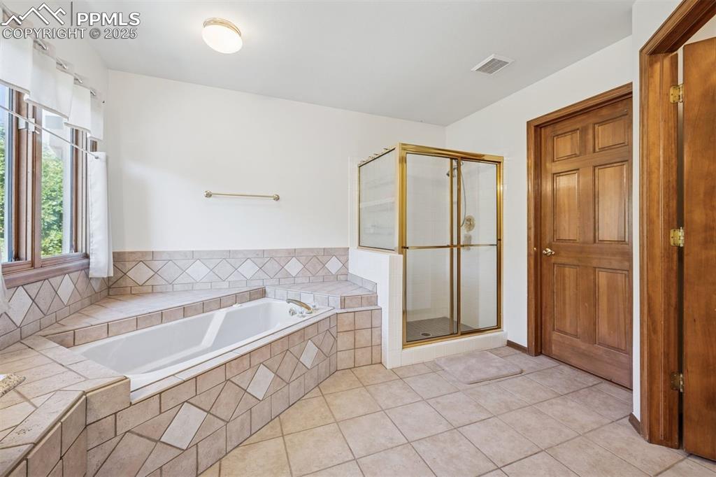 Image 30 of 50: Bathroom