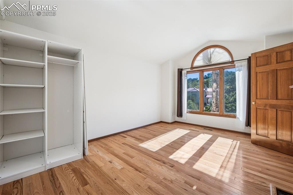 Image 31 of 50: Bedroom