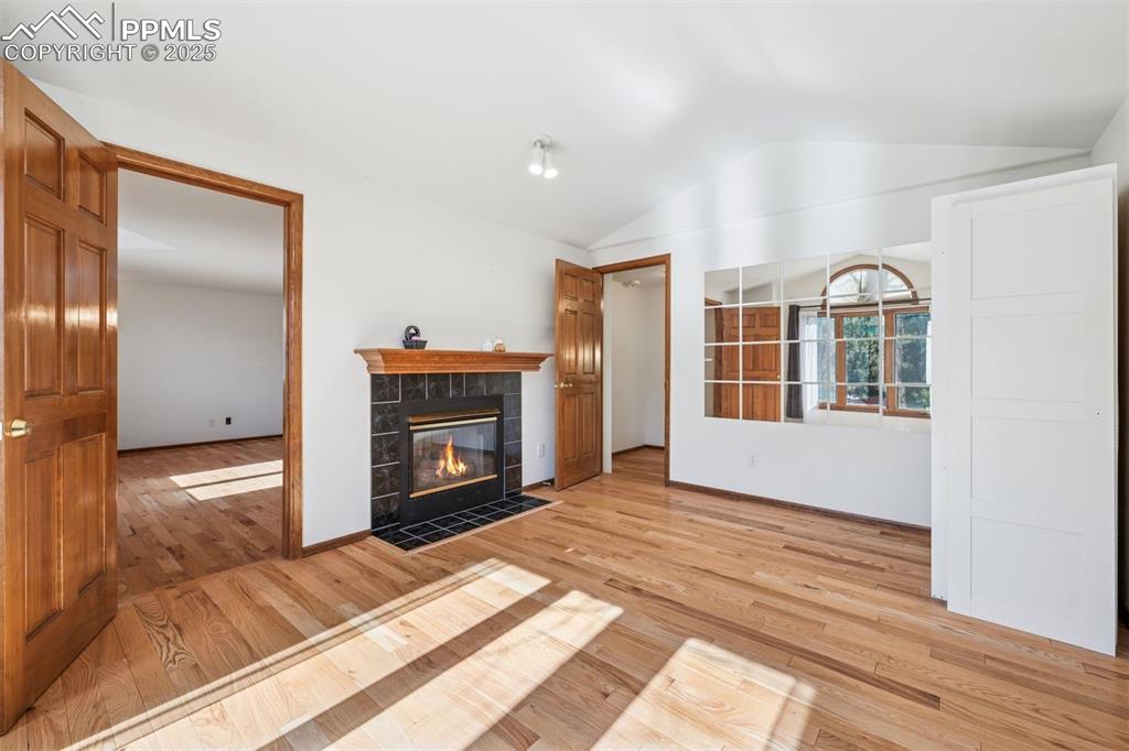 Image 32 of 50: Living Room