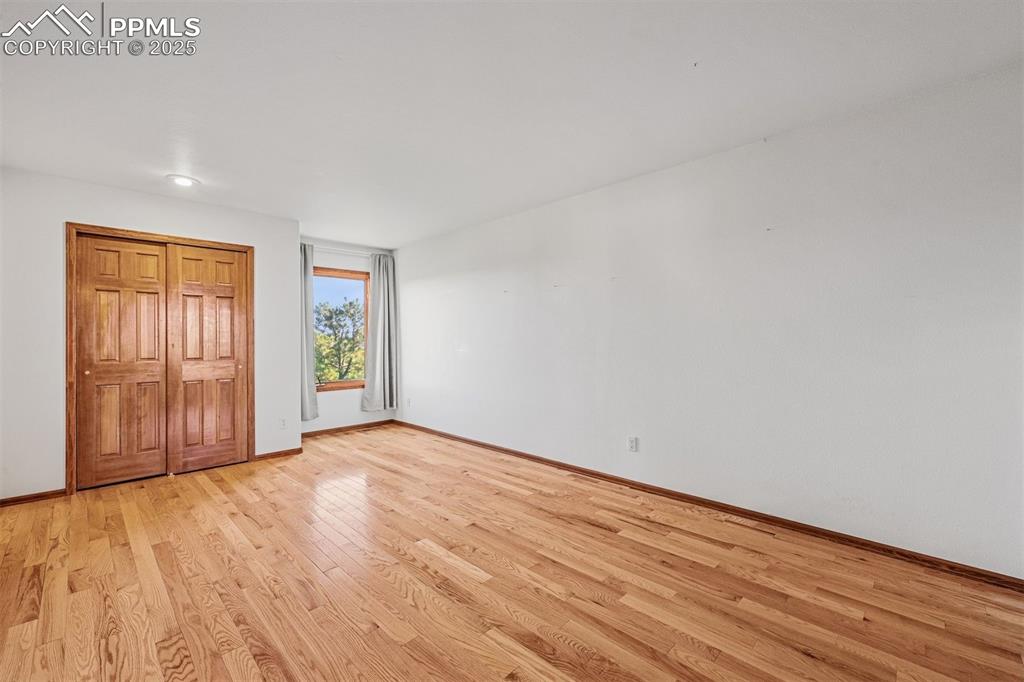 Image 33 of 50: Bedroom