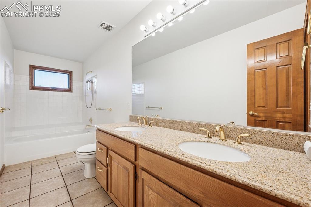 Image 35 of 50: Bathroom