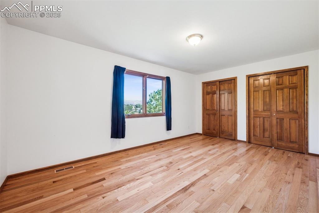 Image 36 of 50: Bedroom